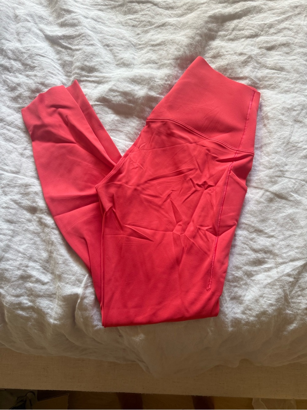 Nike UNIVERSA High-Waist Leggings in Coral Red